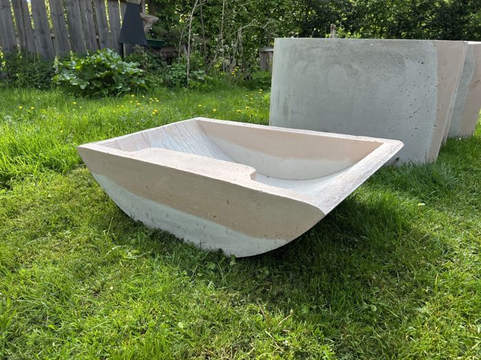 Neues Becken auf dem Rasen, noch unbenutzt