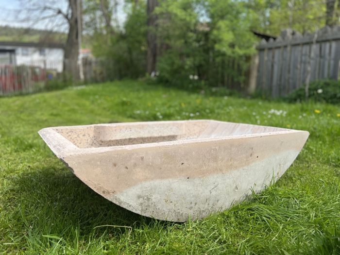 Leeres Becken schräg von der Seite