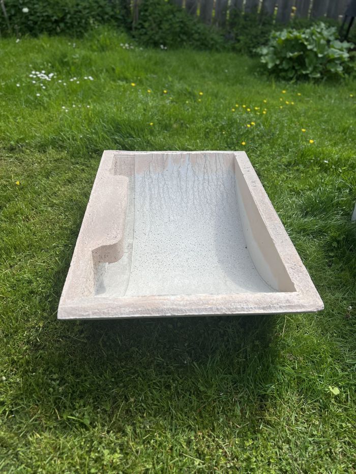 Leeres Becken von oben mit Versteck an der Längsseite
